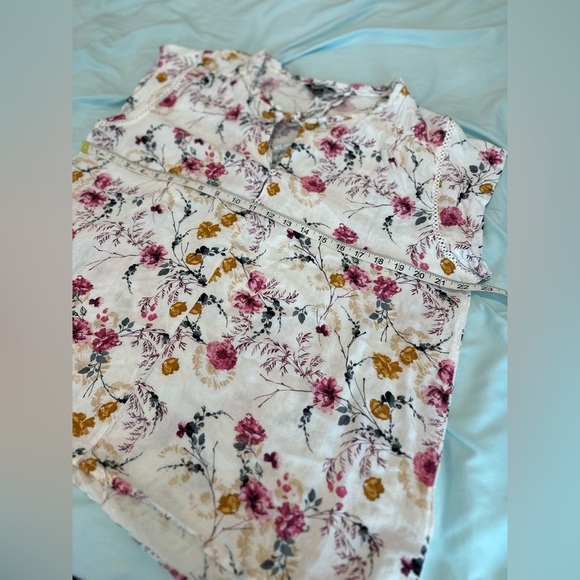 Buffalo David Bitton Women's Large Floral Printed V Neck Flutter Sleeve Top. - Picture 3 of 11